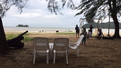 ชายหาดที่อยู่ติดที่พัก สั่งอาหารมานั่งชิว ๆ ได้