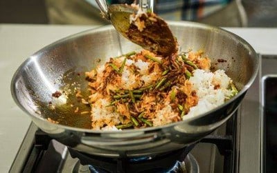 วิธีทำ ข้าวผัดพริกขิงหมูกรอบ (Crispy Pork Prik Khing Fried Rice) วิธีทำ ข้าวผัดพริกขิงหมูกรอบ (Crispy Pork Prik Khing Fried Rice)