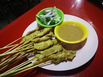 หมูสะเต๊ะ ขนมปังหน้าหมู เจ๊วรรณ หมูสะเต๊ะ ขนมปังหน้าหมู เจ๊วรรณ