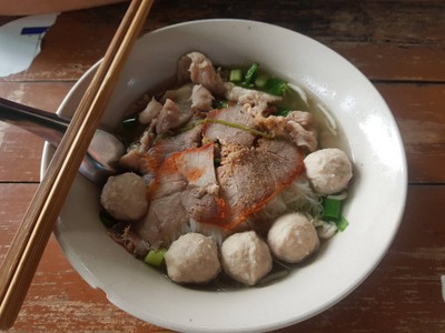 เมนูก๋วยเตี๋ยวน้ำใส เส้นหมี่ขาวรวมหมู