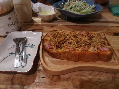 ตัวแป้งขนมปัง แฮมและซอสพิซซ่าใช้ได้เลย แต่เสียดายที่ชีสมาขมแล้วมีรสไหม้ไปหน่อย