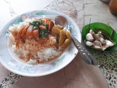 ขาหมูหนังๆ ราดข้าว