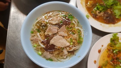 ยำเส้นขนมจีนไหหลำหมู