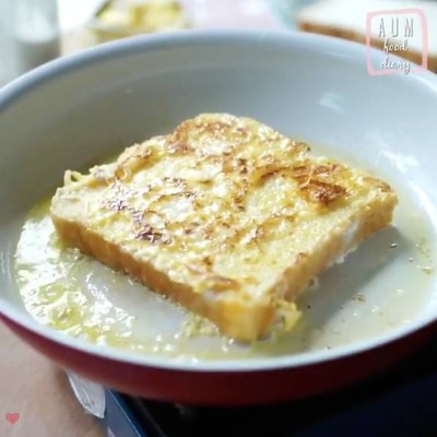 วิธีทำ Mom-made French toast. วิธีทำ Mom-made French toast.