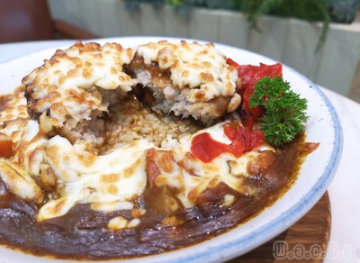 ข้าวหน้าแฮมเบิร์กหมูแกงกะหรี่อบชีส