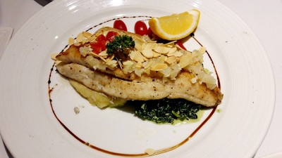 ปลากระพงอบอัลมอนด์ เสิร์ฟพร้อมเฟร้นช์ฟรายและผักโขมผัด