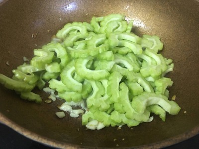 วิธีทำ มะระผัดไข่ วิธีทำ มะระผัดไข่