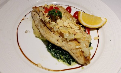 ปลากระพงอบอัลมอนด์ เสิร์ฟพร้อมเฟร้นช์ฟรายและผักโขมผัด