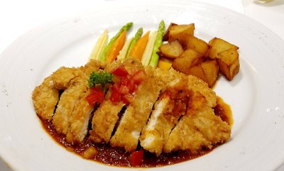 อกไก่ชุบแป้งขนมปังป่นทอดราดซอสมะเขือเทศสด เสิร์ฟพร้อมมันผัดและผักรวม