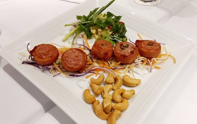 ฝรั่งกอดลาว