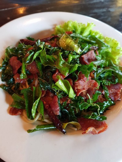 สปาเก็ตตี้เบคอนทอดกระเพรากรอบ