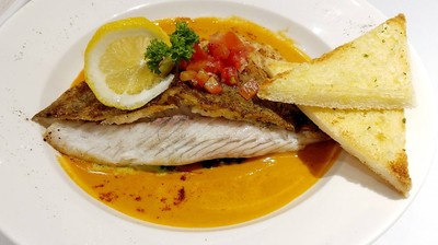 ปลากระพงย่างในซอสล็อปสเตอร์