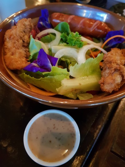 สลัดผักไส้กรอกและไก่ทอด