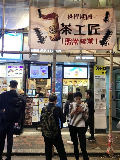 หน้าร้าน ข้าง ๆ กำลังเปิดเป็น Etude house ร้านเลยโดนบัง