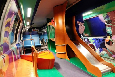 ประเทศนี้ให้ความสำคัญกับพลเมืองแม้แต่เด็กๆ มีตู้รถไฟสนามเด็กเล่น 