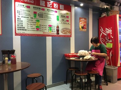 คุณป้านั่งทำเกี๊ยวลูกโต