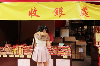 ซื้อธูปบริเวณนี้ค่ะ