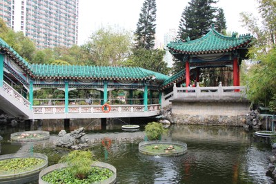 เดินไปยังด้านขวามือ จะมีทางเดินเชื่อมไปที่สวนด้านหลังวัด เป็นสวนสไตล์จีน