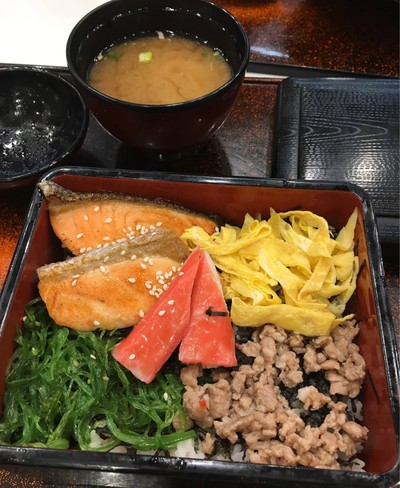 ข้าวหน้าแซลมอนทรงเครื่อง