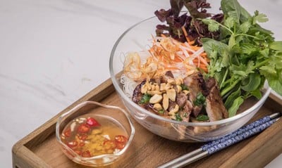 หมูย่างเส้นหมี่เวียดนาม  (Vietnamese Grilled Pork with Vermicelli)