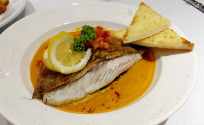 ปลากระพงย่างในซอสล็อปสเตอร์