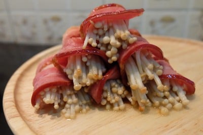 เบคอนพันเห็ดเข็มทอง เบคอนพันเห็ดเข็มทอง