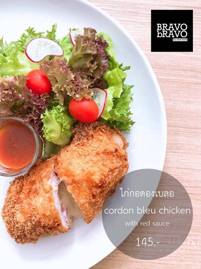 อกไก่ชิ้นโต ยัดไส้ด้วยแฮมและชีส ราดซอสแดงอันกลมกล่อม ทานคู่กับสลัดผักออแกนิก