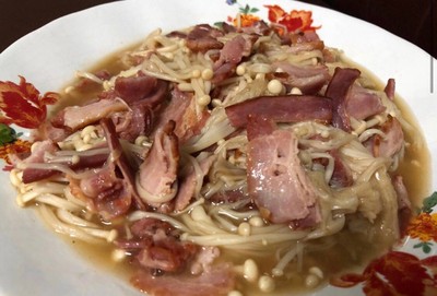 เห็ดเข็มทองผัดเบค่อน