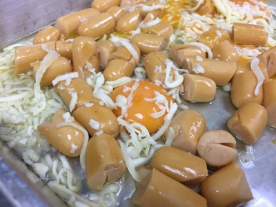 วิธีทำ ไส้กรอกไก่ ใส่ไข่อบชีส 🧀🍳 วิธีทำ ไส้กรอกไก่ ใส่ไข่อบชีส 🧀🍳