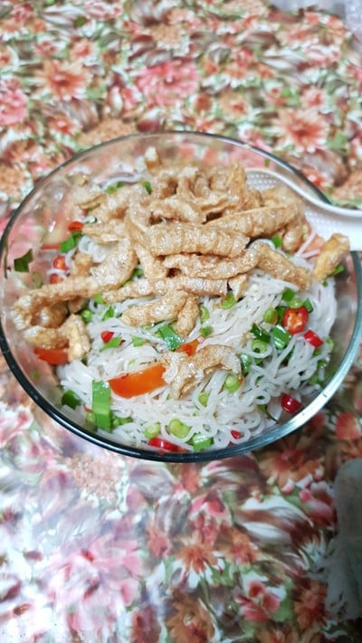 ยำขนมจีนหมูยอ(ไม่ใส่ปลาร้า)