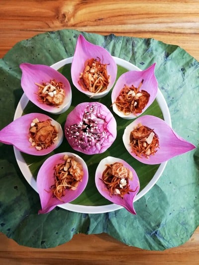 Savory Lotus Petal Wrap ราคา 220 บาท