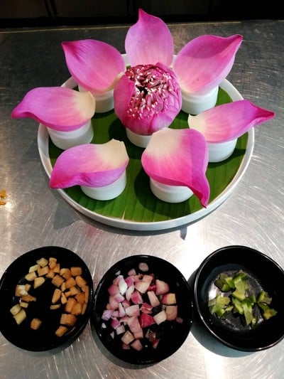 Savory Lotus Petal Wrap ราคา 220 บาท
