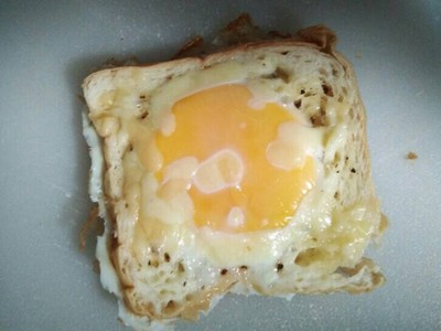 ขนมปังหน้าไข่อบชีส