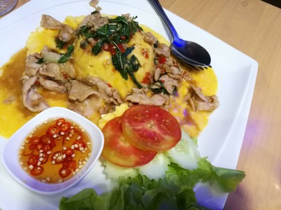 กะเพราหมูนุ่ม + ไข่ข้น