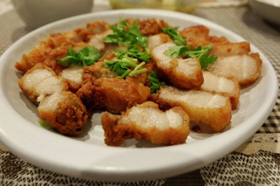 สามชั้นทอดน้ำปลา