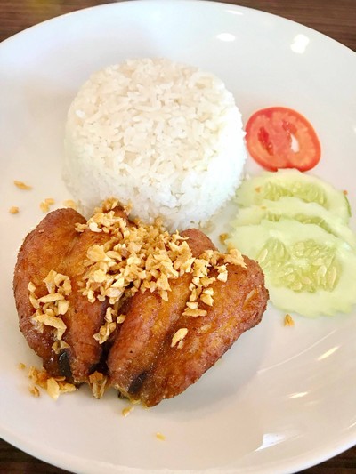 ข้าวปลาอินทรีย์ทอดน้ำปลา