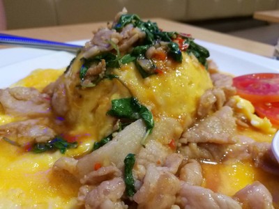 กะเพราหมูนุ่ม + ไข่ข้น