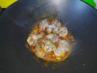 วิธีทำ กุ้งผัดผงกระหรี่ วิธีทำ กุ้งผัดผงกระหรี่