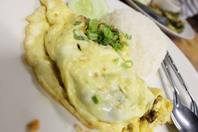 ลาบห่อไข่
