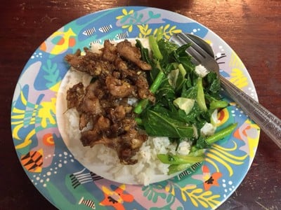 ผัดคะน้าหมูทอดราดข้าว