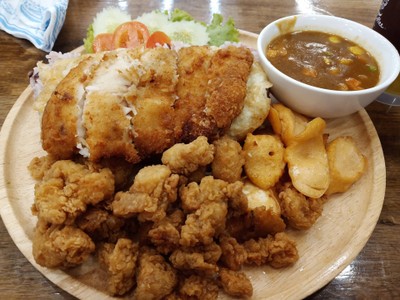 ข้าวสองถ้วย ไข่ขาวทอด ปลาทอดหนึ่งชิ้นใหญ่ ไก่ป๊อป(เยอะมาก) ไส้กรอกชีส