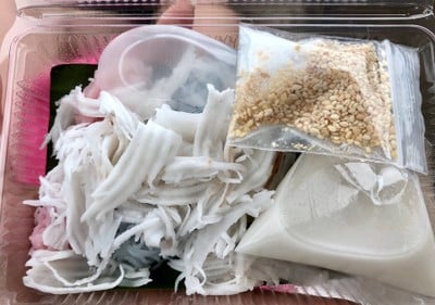 แยกงาคั่วหอมๆ กะทิเข้มข้นพร้อมทานมีช้อนด้วยคะ