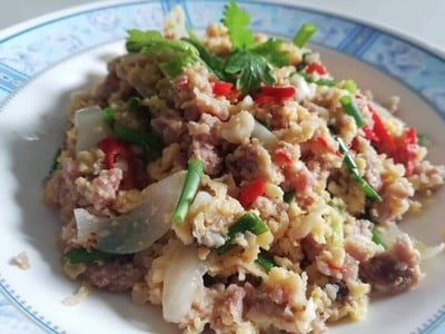 แหนมผัดไข่