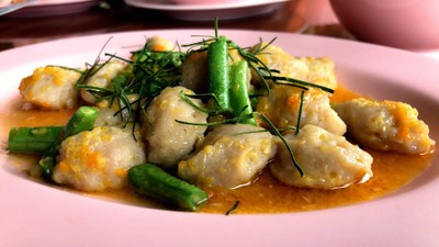 #ลูกชิ้นปลากรายผัดพริกเหลือง....ใส่พริกเหลืองราคาแพงอย่างไม่หวง....ที่สำคัญ..เนื