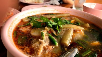 ต้มยำกุ้งแม่น้ำใส่สายบัว