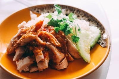 ข้าวมันไก่เนื้อนุ่มพร้อมน้ำจิ้มสูตรเฉพาะตัว อร่อยไปอีกแบบ