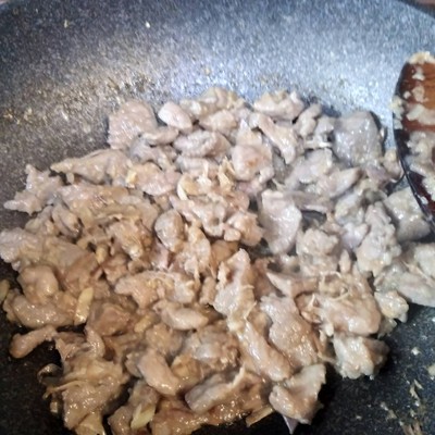 วิธีทำ หมูผัดกระเทียม วิธีทำ หมูผัดกระเทียม