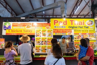 ผัดไทย & หมูสะเต๊ะ