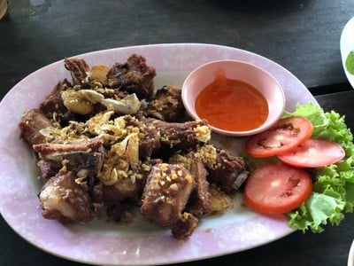 ซี่โครงหมูทอดกระเทียม