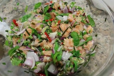ยำแซลมอนกับเกี๊ยวทอด  (Thai Styled Salmon Tartare with Fried Wonton)